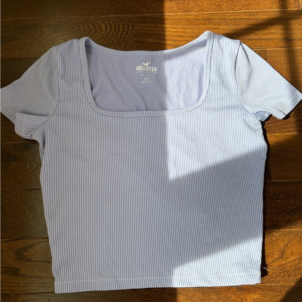 NEW Hollister cropped baby tee in purple, size medium